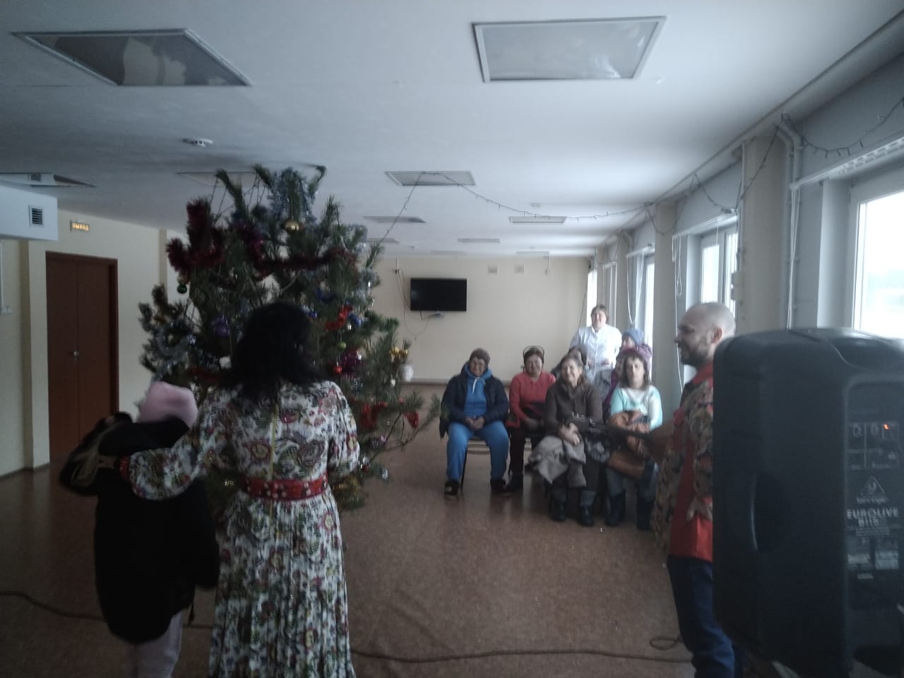 Артисты ансамбля «Злато-Серебро» выступили в Леонидовке Артисты ансамбля «Злато-Серебро» выступили в Леонидовке